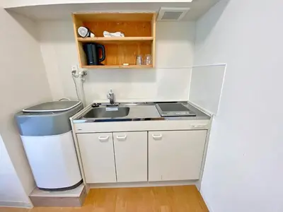 a small kitchen with a sink and a trash can at Skytree\u8eca\u7ad9\u5f92\u6b655\u5206 Tokyo\u6771\u4eac\u591c\u666f \u6a5f\u5834\u76f4\u9054 \u5e36\u5eda\u623f \u6d17\u8863\u6a5f \u6709\u96fb\u68af4 in Tokyo