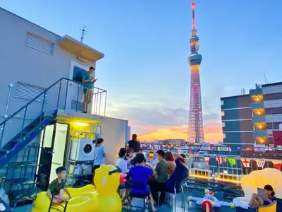 a group of people on a cruise ship with the eiffel tower at Skytree\u8eca\u7ad9\u5f92\u6b655\u5206 Tokyo\u6771\u4eac\u591c\u666f \u6a5f\u5834\u76f4\u9054 \u5e36\u5eda\u623f \u6d17\u8863\u6a5f \u6709\u96fb\u68af4 in Tokyo