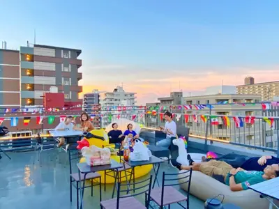 a group of people sitting on the roof of a building at Skytree\u8eca\u7ad9\u5f92\u6b655\u5206 Tokyo\u6771\u4eac\u591c\u666f \u6a5f\u5834\u76f4\u9054 \u5e36\u5eda\u623f \u6d17\u8863\u6a5f \u96fb\u68af\u5927\u6a13D in Tokyo