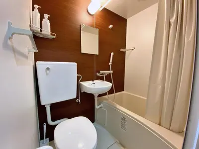 a small bathroom with a toilet and a sink at Skytree\u8eca\u7ad9\u5f92\u6b655\u5206 Tokyo\u6771\u4eac\u591c\u666f \u6a5f\u5834\u76f4\u9054 \u5e36\u5eda\u623f \u6d17\u8863\u6a5f \u96fb\u68af\u5927\u6a13D in Tokyo