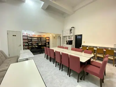 a room with a table and chairs and a library at Skytree\u8eca\u7ad9\u5f92\u6b655\u5206 Tokyo\u6771\u4eac\u591c\u666f \u6a5f\u5834\u76f4\u9054 \u5e36\u5eda\u623f \u6d17\u8863\u6a5f \u96fb\u68af\u5927\u6a13D in Tokyo