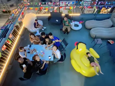 a group of people sitting around a table in a play room at Skytree\u8eca\u7ad9\u5f92\u6b655\u5206 Tokyo\u6771\u4eac\u591c\u666f \u6a5f\u5834\u76f4\u9054 \u5e36\u5eda\u623f \u6d17\u8863\u6a5f \u96fb\u68af\u5927\u6a13D in Tokyo