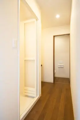an empty room with a mirror and a hallway at \u685c\u82b1\u4e0a\u6c34 in Tokyo
