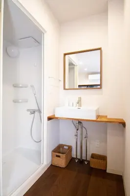 a bathroom with a sink and a mirror at \u685c\u82b1\u4e0a\u6c34 in Tokyo