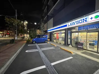 a blue van parked in a parking lot in front of a store at Tokyo\u6674\u7a7a\u5854\u591c\u666fV Skytree\u5730\u9435\u5f92\u6b655\u5206 \u5eda\u623f \u6d17\u8863\u6a5f \u96fb\u68af\u5927\u6a13 \u6a5f\u5834\u76f4\u9054 in Tokyo