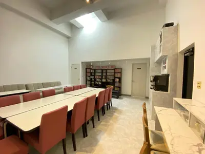 a large room with a long table and chairs at Tokyo\u6674\u7a7a\u5854\u591c\u666fV Skytree\u5730\u9435\u5f92\u6b655\u5206 \u5eda\u623f \u6d17\u8863\u6a5f \u96fb\u68af\u5927\u6a13 \u6a5f\u5834\u76f4\u9054 in Tokyo