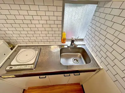 a small kitchen with a sink and a window at Tokyo\u6674\u7a7a\u5854\u591c\u666fV Skytree\u5730\u9435\u5f92\u6b655\u5206 \u5eda\u623f \u6d17\u8863\u6a5f \u96fb\u68af\u5927\u6a13 \u6a5f\u5834\u76f4\u9054 in Tokyo