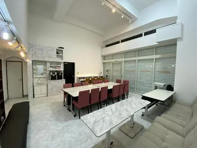 a kitchen and dining room with a table and chairs at Tokyo\u6674\u7a7a\u5854\u591c\u666fV Skytree\u5730\u9435\u5f92\u6b655\u5206 \u5eda\u623f \u6d17\u8863\u6a5f \u96fb\u68af\u5927\u6a13 \u6a5f\u5834\u76f4\u9054 in Tokyo