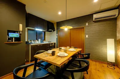 a dining room with a wooden table and chairs at \u30b3\u30af\u30a6 \u6771\u4eac\u90fd\u6e2f\u533a\u829d \u96a0\u308c\u5bb6\u7de8 in Tokyo
