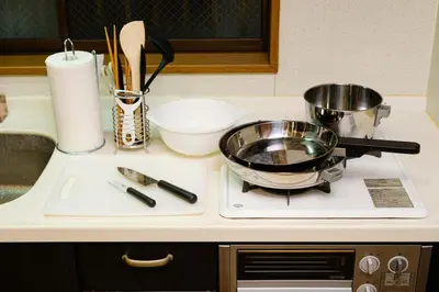 a stove top with two pans on top of it at \u30b3\u30af\u30a6 \u6771\u4eac\u90fd\u6e2f\u533a\u829d \u96a0\u308c\u5bb6\u7de8 in Tokyo