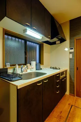 a kitchen with a sink and a counter top at \u30b3\u30af\u30a6 \u6771\u4eac\u90fd\u6e2f\u533a\u829d \u96a0\u308c\u5bb6\u7de8 in Tokyo