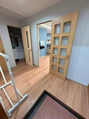a room with a door and a room with a ladder at \u30a2\u30e0\u30db\u30fc\u30e0 in Tokyo