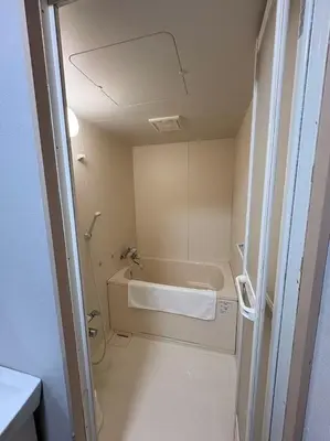 a small bathroom with a tub and a sink at \u30a2\u30e0\u30db\u30fc\u30e0 in Tokyo