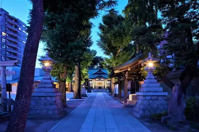 a street with trees and a building at night at \u30a2\u30e0\u30db\u30fc\u30e0 in Tokyo
