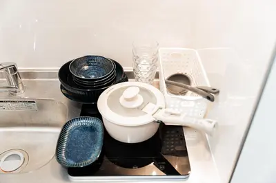 a sink with a toilet and dishes in it at Promotion Asakusa , 1 room, 8 mins to ST Max 2P \u8d85\u9ad8\u6027\u4ef7\u6bd4 \u6d45\u8349\u5168\u65b0\u88c5\u4fee \u8f66\u7ad98\u5206\u949f \u6700\u59272\u4eba in Tokyo