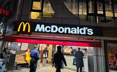 people walking in front of a mcdonalds restaurant at KENKOU Room -\u5065\u5eb7\u30eb\u30fc\u30e0 \u6771\u4eac\u83ca\u5ddd- in Tokyo