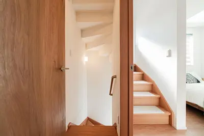 a small staircase in a bedroom next to a bed at Promotion \u6c60\u888b\u522b\u5885 \u5168\u65b03\u5c42\u697c\u72ec\u680b\u522b\u5885 \u5bb6\u7684\u611f\u89c9 3\u5367\u5ba41\u5385Brand new 3-story detached villa with a homey feel 3 rooms \u8fd1\u5546\u5708 \u8bbe\u5907\u9f50\u5168 \u76f4\u8fbe\u65b0\u5bbf \u94f6\u5ea7 \u6d89\u8c37 \u4e0a\u91ce \u8868\u53c2\u9053 \u54c1\u5ddd in Tokyo