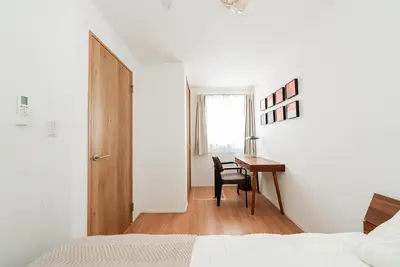 a bedroom with a desk and a bed and a table at Promotion \u6c60\u888b\u522b\u5885 \u5168\u65b03\u5c42\u697c\u72ec\u680b\u522b\u5885 \u5bb6\u7684\u611f\u89c9 3\u5367\u5ba41\u5385Brand new 3-story detached villa with a homey feel 3 rooms \u8fd1\u5546\u5708 \u8bbe\u5907\u9f50\u5168 \u76f4\u8fbe\u65b0\u5bbf \u94f6\u5ea7 \u6d89\u8c37 \u4e0a\u91ce \u8868\u53c2\u9053 \u54c1\u5ddd in Tokyo