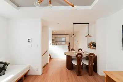 a dining room and living room with a table and chairs at Promotion \u6c60\u888b\u522b\u5885 \u5168\u65b03\u5c42\u697c\u72ec\u680b\u522b\u5885 \u5bb6\u7684\u611f\u89c9 3\u5367\u5ba41\u5385Brand new 3-story detached villa with a homey feel 3 rooms \u8fd1\u5546\u5708 \u8bbe\u5907\u9f50\u5168 \u76f4\u8fbe\u65b0\u5bbf \u94f6\u5ea7 \u6d89\u8c37 \u4e0a\u91ce \u8868\u53c2\u9053 \u54c1\u5ddd in Tokyo