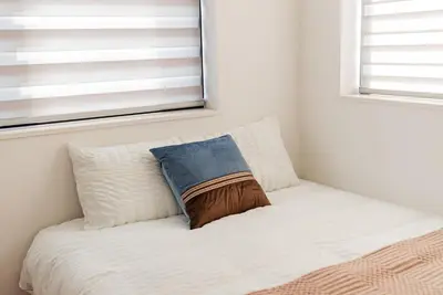 a bedroom with a bed with a pillow on it at Promotion \u6c60\u888b\u522b\u5885 \u5168\u65b03\u5c42\u697c\u72ec\u680b\u522b\u5885 \u5bb6\u7684\u611f\u89c9 3\u5367\u5ba41\u5385Brand new 3-story detached villa with a homey feel 3 rooms \u8fd1\u5546\u5708 \u8bbe\u5907\u9f50\u5168 \u76f4\u8fbe\u65b0\u5bbf \u94f6\u5ea7 \u6d89\u8c37 \u4e0a\u91ce \u8868\u53c2\u9053 \u54c1\u5ddd in Tokyo
