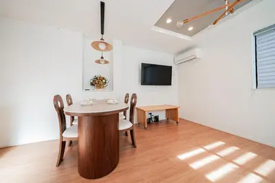 a dining room with a table and chairs at Promotion \u6c60\u888b\u522b\u5885 \u5168\u65b03\u5c42\u697c\u72ec\u680b\u522b\u5885 \u5bb6\u7684\u611f\u89c9 3\u5367\u5ba41\u5385Brand new 3-story detached villa with a homey feel 3 rooms \u8fd1\u5546\u5708 \u8bbe\u5907\u9f50\u5168 \u76f4\u8fbe\u65b0\u5bbf \u94f6\u5ea7 \u6d89\u8c37 \u4e0a\u91ce \u8868\u53c2\u9053 \u54c1\u5ddd in Tokyo