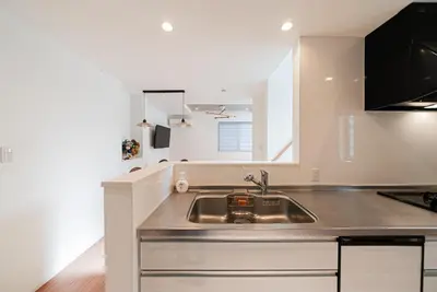 a kitchen with a sink and a counter at Promotion \u6c60\u888b\u522b\u5885 \u5168\u65b03\u5c42\u697c\u72ec\u680b\u522b\u5885 \u5bb6\u7684\u611f\u89c9 3\u5367\u5ba41\u5385Brand new 3-story detached villa with a homey feel 3 rooms \u8fd1\u5546\u5708 \u8bbe\u5907\u9f50\u5168 \u76f4\u8fbe\u65b0\u5bbf \u94f6\u5ea7 \u6d89\u8c37 \u4e0a\u91ce \u8868\u53c2\u9053 \u54c1\u5ddd in Tokyo