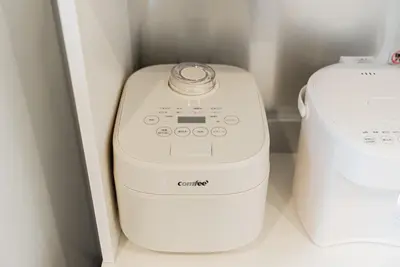 a toaster and a toaster sitting in a closet at Promotion \u6c60\u888b\u522b\u5885 \u5168\u65b03\u5c42\u697c\u72ec\u680b\u522b\u5885 \u5bb6\u7684\u611f\u89c9 3\u5367\u5ba41\u5385Brand new 3-story detached villa with a homey feel 3 rooms \u8fd1\u5546\u5708 \u8bbe\u5907\u9f50\u5168 \u76f4\u8fbe\u65b0\u5bbf \u94f6\u5ea7 \u6d89\u8c37 \u4e0a\u91ce \u8868\u53c2\u9053 \u54c1\u5ddd in Tokyo
