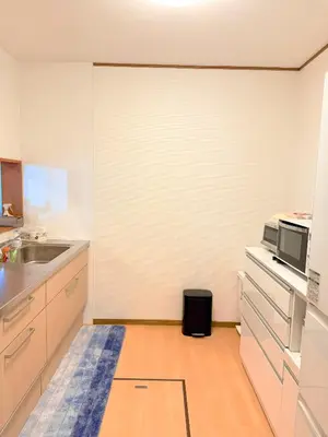 a small kitchen with a sink and a microwave at Hotel Hanamichi in Tokyo