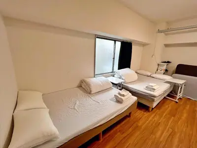 a room with three beds and a window at Tokyo\u6674\u7a7a\u5854\u591c\u666f 3\u5957\u885b\u6d74 Skytree\u5730\u9435\u5f92\u6b655\u5206 \u81ea\u52a9\u5165\u4f4f \u5eda\u623f \u6d17\u8863\u6a5f \u96fb\u68af \u6d74\u7f38VD4 in Tokyo
