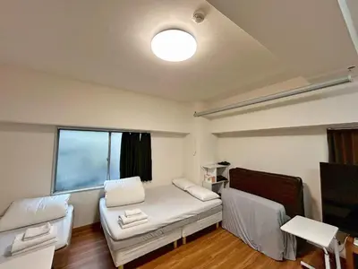a small room with a couch and a window at Tokyo\u6674\u7a7a\u5854\u591c\u666f 3\u5957\u885b\u6d74 Skytree\u5730\u9435\u5f92\u6b655\u5206 \u81ea\u52a9\u5165\u4f4f \u5eda\u623f \u6d17\u8863\u6a5f \u96fb\u68af \u6d74\u7f38VD4 in Tokyo
