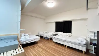a room with three beds and a window at Tokyo\u6674\u7a7a\u5854\u591c\u666f 3\u5957\u885b\u6d74 Skytree\u5730\u9435\u5f92\u6b655\u5206 \u81ea\u52a9\u5165\u4f4f \u5eda\u623f \u6d17\u8863\u6a5f \u96fb\u68af \u6d74\u7f38VD4 in Tokyo