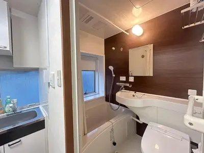 a small bathroom with a sink and a toilet at Tokyo\u6674\u7a7a\u5854\u591c\u666f 3\u5957\u885b\u6d74 Skytree\u5730\u9435\u5f92\u6b655\u5206 \u81ea\u52a9\u5165\u4f4f \u5eda\u623f \u6d17\u8863\u6a5f \u96fb\u68af \u6d74\u7f38VD4 in Tokyo