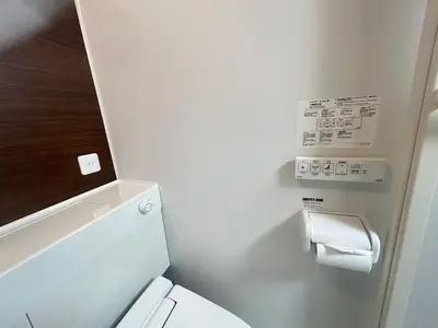 a bathroom with a toilet and a toilet paper dispenser at Skytree\u5730\u94355\u5206 2\u5957\u885b\u6d74 2\u5957\u81e5\u5ba4 \u6674\u7a7a\u5854\u89c0\u666f\u53f0 \u6709\u96fb\u68af \u6d17\u8863\u6a5f \u5eda\u623f \u81ea\u52a9\u5165\u4f4f V4 in Tokyo