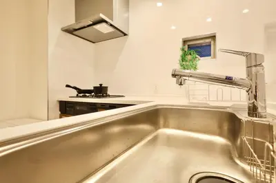 a kitchen with a sink and a stove at \u5730\u4e0b\u9244\u897f\u65e5\u66ae\u91cc\u99c5\u5f92\u6b696\u5206 \u8cb8\u5207\u4e00\u8ed2\u5bb6 \u6700\u59278\u540d \u65b0\u5bbf \u6e0b\u8c37 \u539f\u5bbf \u4e0a\u91ce \u79cb\u8449\u539f\u76f4\u901a in Tokyo