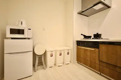 a kitchen with a microwave and a stove top oven at \u5730\u4e0b\u9244\u897f\u65e5\u66ae\u91cc\u99c5\u5f92\u6b696\u5206 \u8cb8\u5207\u4e00\u8ed2\u5bb6 \u6700\u59278\u540d \u65b0\u5bbf \u6e0b\u8c37 \u539f\u5bbf \u4e0a\u91ce \u79cb\u8449\u539f\u76f4\u901a in Tokyo