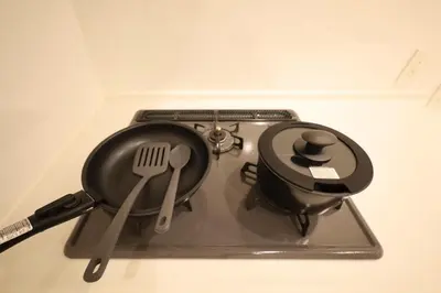 a pan and utensils sitting on a stove at \u5730\u4e0b\u9244\u897f\u65e5\u66ae\u91cc\u99c5\u5f92\u6b696\u5206 \u8cb8\u5207\u4e00\u8ed2\u5bb6 \u6700\u59278\u540d \u65b0\u5bbf \u6e0b\u8c37 \u539f\u5bbf \u4e0a\u91ce \u79cb\u8449\u539f\u76f4\u901a in Tokyo