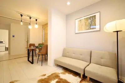 a living room with a couch and a table at \u5730\u4e0b\u9244\u897f\u65e5\u66ae\u91cc\u99c5\u5f92\u6b696\u5206 \u8cb8\u5207\u4e00\u8ed2\u5bb6 \u6700\u59278\u540d \u65b0\u5bbf \u6e0b\u8c37 \u539f\u5bbf \u4e0a\u91ce \u79cb\u8449\u539f\u76f4\u901a in Tokyo