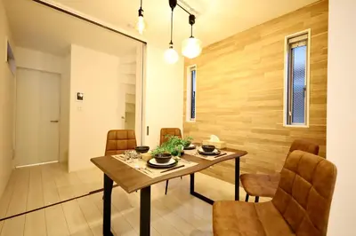 a dining room with a table and chairs at \u5730\u4e0b\u9244\u897f\u65e5\u66ae\u91cc\u99c5\u5f92\u6b696\u5206 \u8cb8\u5207\u4e00\u8ed2\u5bb6 \u6700\u59278\u540d \u65b0\u5bbf \u6e0b\u8c37 \u539f\u5bbf \u4e0a\u91ce \u79cb\u8449\u539f\u76f4\u901a in Tokyo