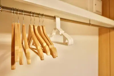 a group of towels hanging from a rack in a kitchen at \u5730\u4e0b\u9244\u897f\u65e5\u66ae\u91cc\u99c5\u5f92\u6b696\u5206 \u8cb8\u5207\u4e00\u8ed2\u5bb6 \u6700\u59278\u540d \u65b0\u5bbf \u6e0b\u8c37 \u539f\u5bbf \u4e0a\u91ce \u79cb\u8449\u539f\u76f4\u901a in Tokyo