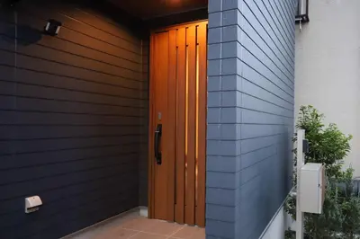 a wooden door on the side of a house at \u5730\u4e0b\u9244\u897f\u65e5\u66ae\u91cc\u99c5\u5f92\u6b696\u5206 \u8cb8\u5207\u4e00\u8ed2\u5bb6 \u6700\u59278\u540d \u65b0\u5bbf \u6e0b\u8c37 \u539f\u5bbf \u4e0a\u91ce \u79cb\u8449\u539f\u76f4\u901a in Tokyo