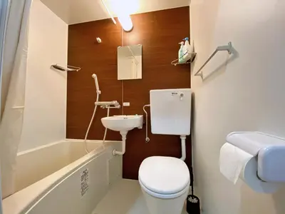 a small bathroom with a toilet and a sink at Skytree\u8eca\u7ad9\u5f92\u6b655\u5206 \u9802\u6a13\u6674\u7a7a\u5854\u6771\u4eac\u591c\u666f \u6a5f\u5834\u76f4\u9054\u514d\u63db\u8eca \u5eda\u623f \u6d17\u8863\u6a5f \u6709\u96fb\u68af ABCDD in Tokyo