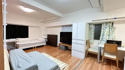 a small room with a bed and a desk and a room with at Tokyo\u6674\u7a7a\u5854\u591c\u666f Skytree\u5730\u94355\u5206 5\u5957\u885b\u6d74 5\u500b\u623f\u9593 \u6709\u96fb\u68af \u5eda\u623f \u6d17\u8863\u6a5f ABCDV in Tokyo
