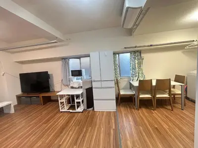 a living room with a table and a dining room at Tokyo Skytree\u591c\u666f 5\u5957\u885b\u6d74 5\u9593\u5957\u623f \u5730\u94355\u5206 \u76f4\u9054\u8868\u53c3\u9053 \u6a5f\u5834 \u6d17\u8863\u6a5f V444D in Tokyo