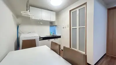 a kitchen with a table and chairs in a room at Tokyo Skytree\u591c\u666f 5\u5957\u885b\u6d74 5\u9593\u5957\u623f \u5730\u94355\u5206 \u76f4\u9054\u8868\u53c3\u9053 \u6a5f\u5834 \u6d17\u8863\u6a5f V444D in Tokyo