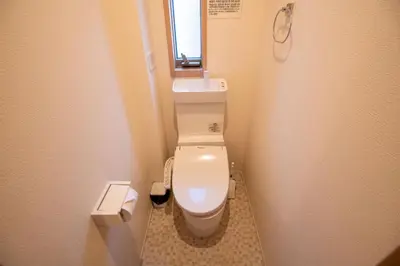 a small bathroom with a toilet and a window at Elle Maison\u5927\u68ee 203 in Tokyo
