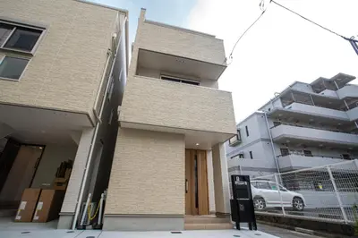 a building with a parking meter in front of it at \u65b0\u5bbf \u6d89\u8c37 \u539f\u5bbf\u53ef\u591a\u7ebf\u76f4\u8fbe \u6709Wifi \u5c71\u624b\u7ebf\u5927\u7ad9\u6c60\u888b\u8f66\u7ad9\u4e00\u6238\u5efa in Tokyo