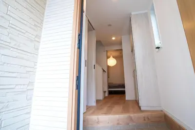 a hallway of a house with white walls and wooden floors at \u65b0\u5bbf \u6d89\u8c37 \u539f\u5bbf\u53ef\u591a\u7ebf\u76f4\u8fbe \u6709Wifi \u5c71\u624b\u7ebf\u5927\u7ad9\u6c60\u888b\u8f66\u7ad9\u4e00\u6238\u5efa in Tokyo