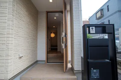 a hallway of a building with a door open at \u65b0\u5bbf \u6d89\u8c37 \u539f\u5bbf\u53ef\u591a\u7ebf\u76f4\u8fbe \u6709Wifi \u5c71\u624b\u7ebf\u5927\u7ad9\u6c60\u888b\u8f66\u7ad9\u4e00\u6238\u5efa in Tokyo