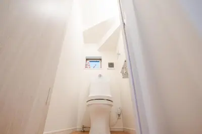 a bathroom with a white toilet in a room at \u65b0\u5bbf \u6d89\u8c37 \u539f\u5bbf\u53ef\u591a\u7ebf\u76f4\u8fbe \u6709Wifi \u5c71\u624b\u7ebf\u5927\u7ad9\u6c60\u888b\u8f66\u7ad9\u4e00\u6238\u5efa in Tokyo