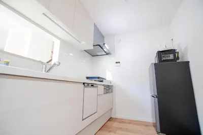 a kitchen with a black refrigerator and a window at \u65b0\u5bbf \u6d89\u8c37 \u539f\u5bbf\u53ef\u591a\u7ebf\u76f4\u8fbe \u6709Wifi \u5c71\u624b\u7ebf\u5927\u7ad9\u6c60\u888b\u8f66\u7ad9\u4e00\u6238\u5efa in Tokyo
